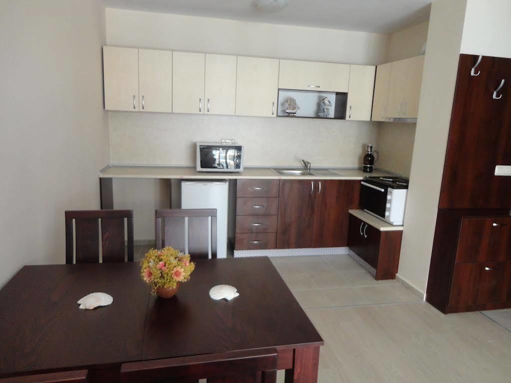 Holiday Apartments In Поморіє Екстер'єр фото